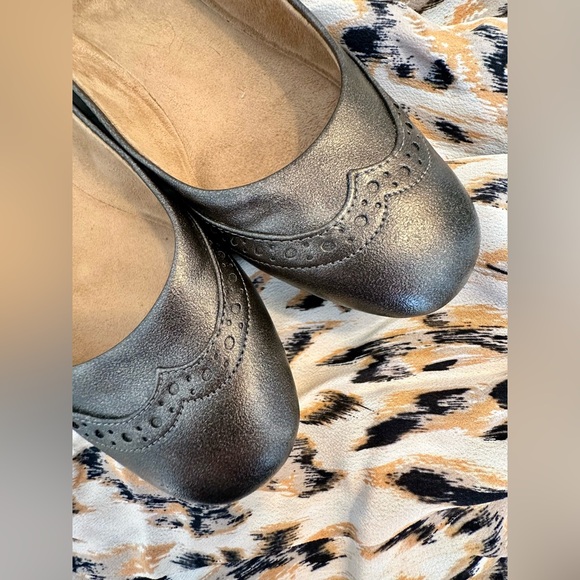 Gun metal gray brogue style flats - Picture 3 of 9